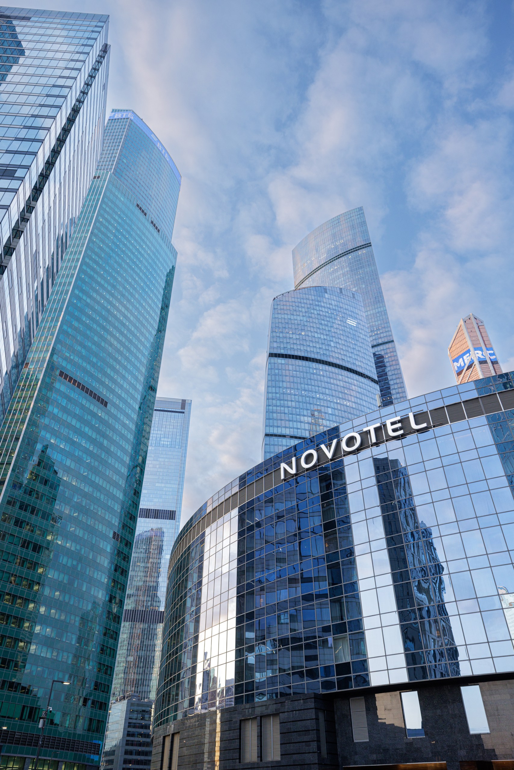 Угловой вид фасада Novotel Москва Сити