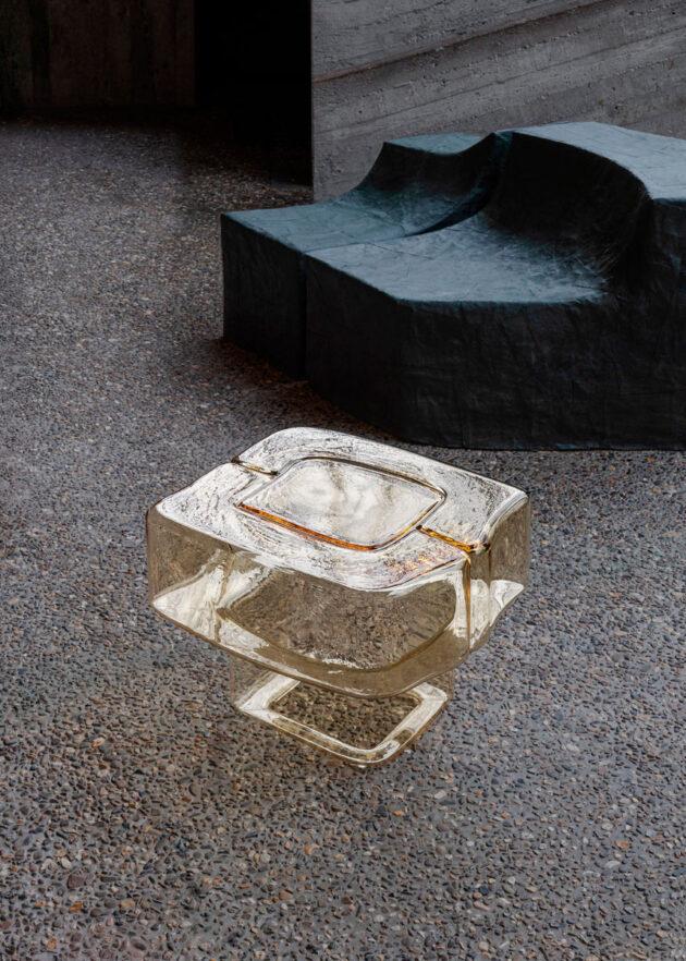 Инсталляция из чёрного камня