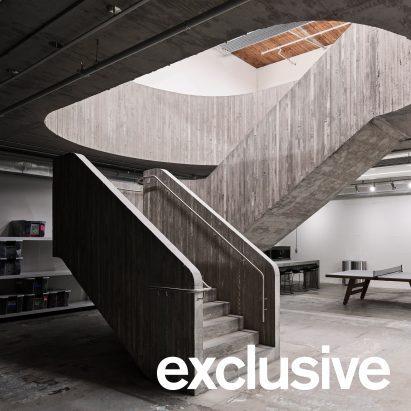 Бетонная лестница в центре студии Purple Brand в Ванкувере от Scott & Scott Architects