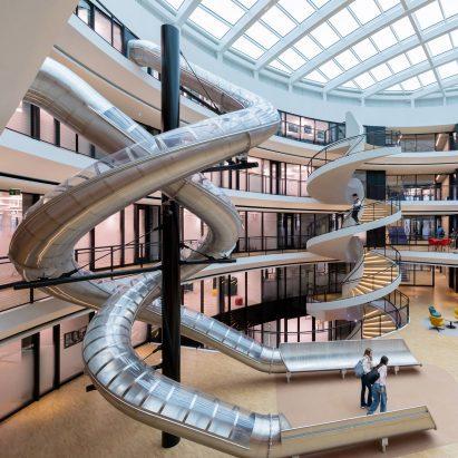 Кольцевой научный центр Philo с винтовыми горками и атриумом от Bernard Tschumi Architects