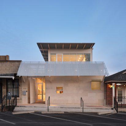 Как Lake Flato Architects создали компактную арт-галерею в центре Marble Falls, сохранив дух исторического центра Техаса