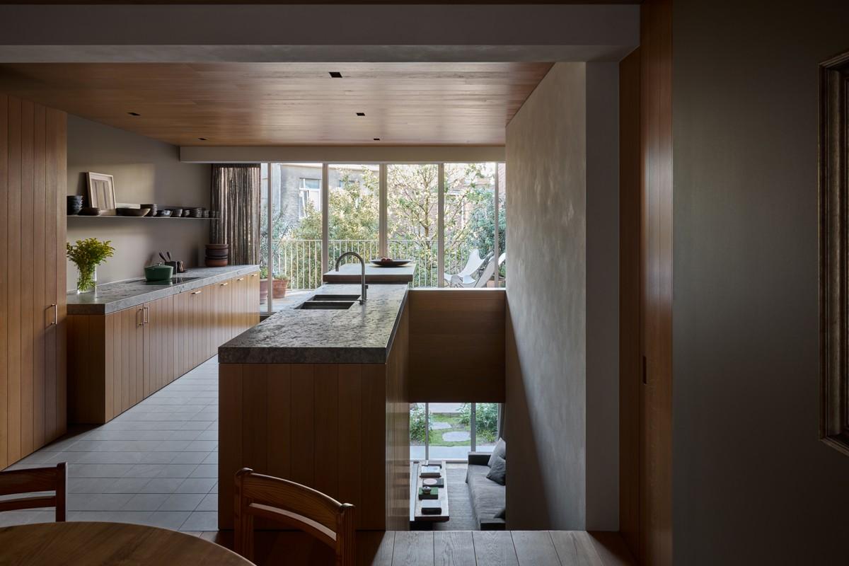 Как анализ привычек владельцев формирует интерьер: проект Townhouse VI от Decancq Vercruysse Architects