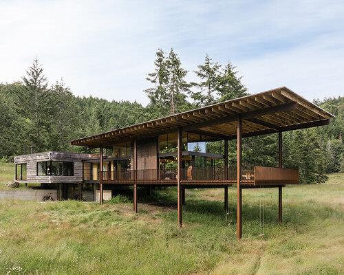 Daisy Ranch от Olson Kundig: дом из бревен с панорамным остеклением на острове Солт-Спринг в Канаде