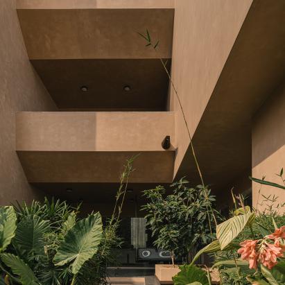 Как Le Corbusier и Balkrishna Doshi повлияли на геометричный дом Amaltash в Гуджарате от студии Design ni Dukaan