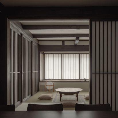 Как японская студия Keiji Ashizawa Design превратила 120-летнюю махия в современный дом для отдыха в Киото