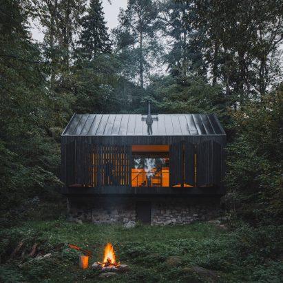 Как архитекторы Mimosa Architects создали чешский домик из камня, реки и огня
