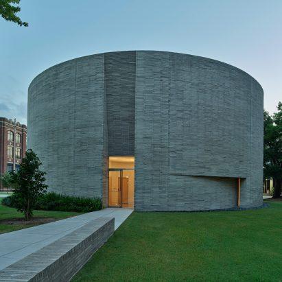 Круглая часовня из кирпича и CLT: как Trahan Architects создали пространство для развития ума, тела и духа в университете Лойолы