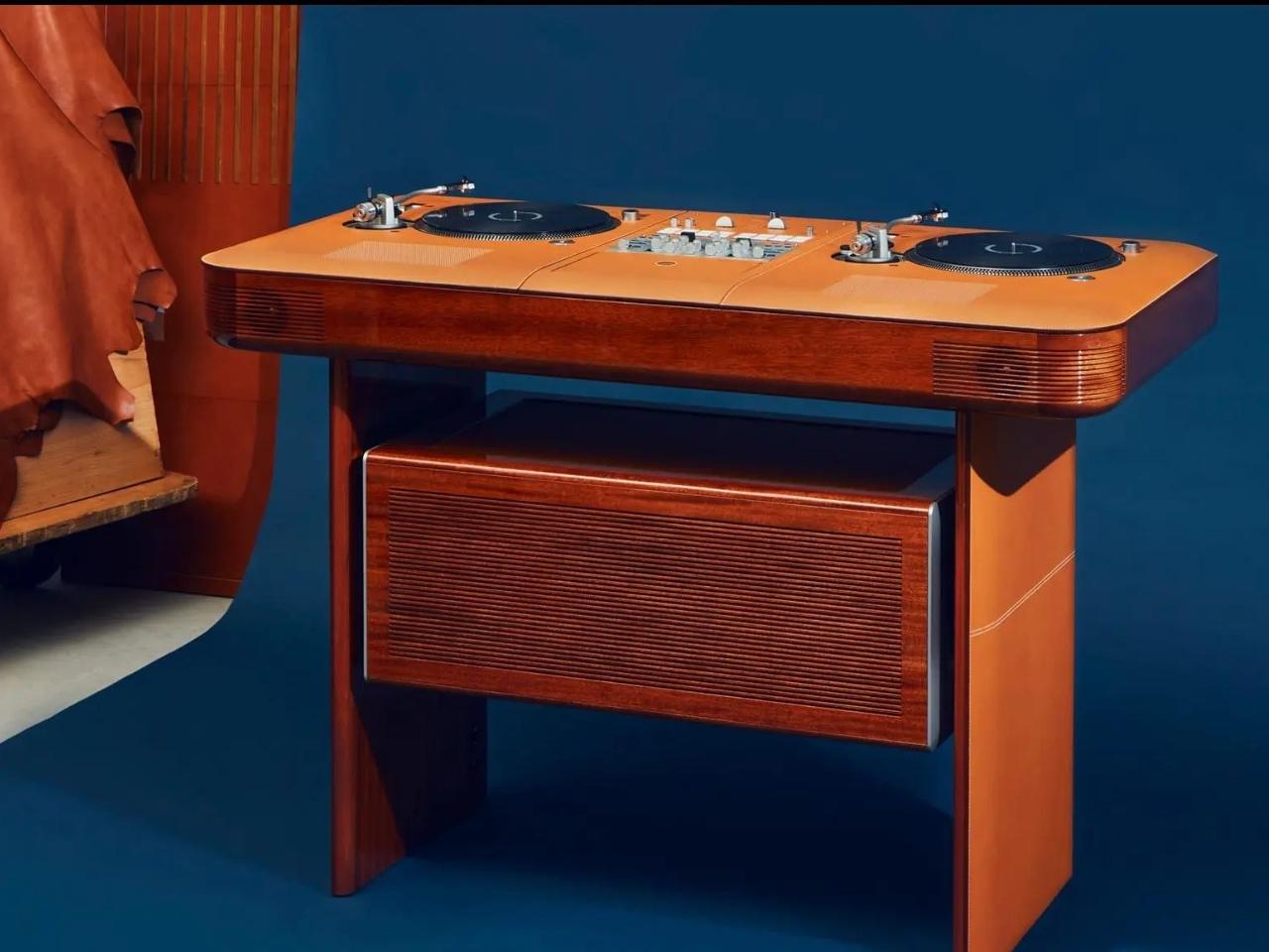 Hermès Atelier Horizons: как люксовый дом создал полноценный DJ-стол из красного дерева и кожи
