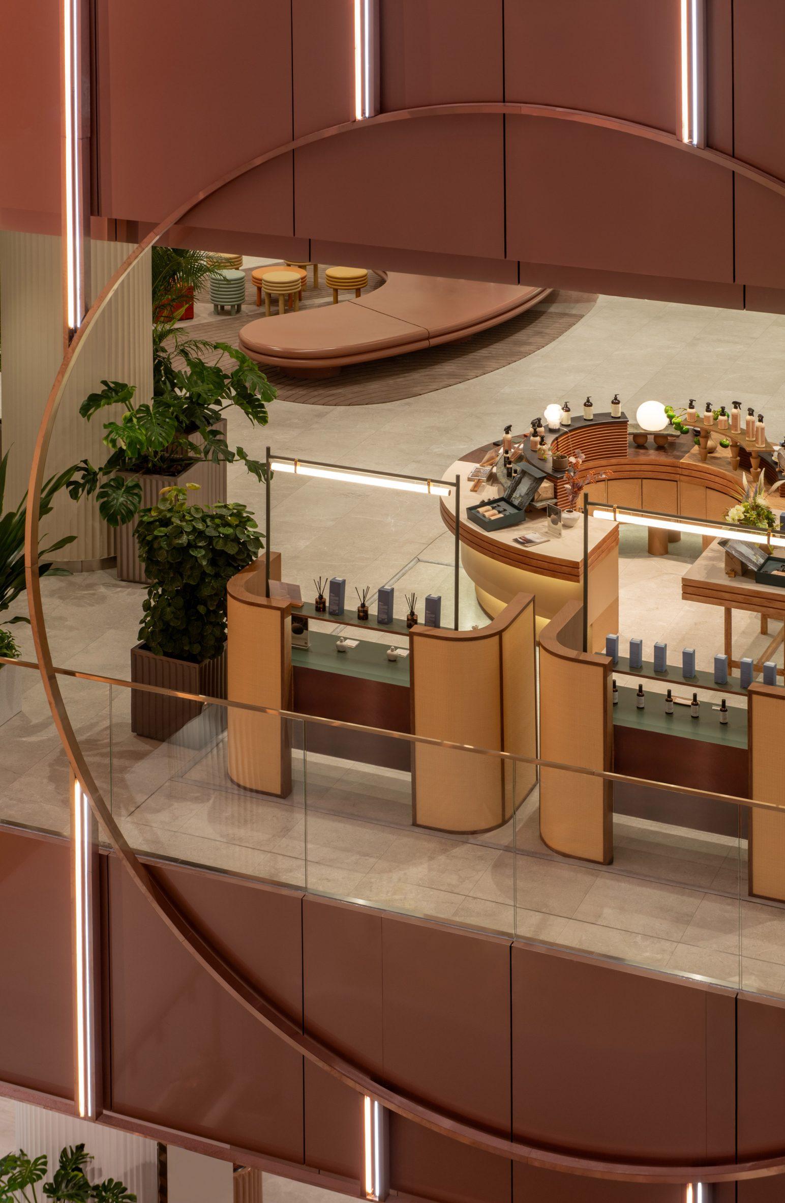 Медный атриум с эскалаторами и подсветкой