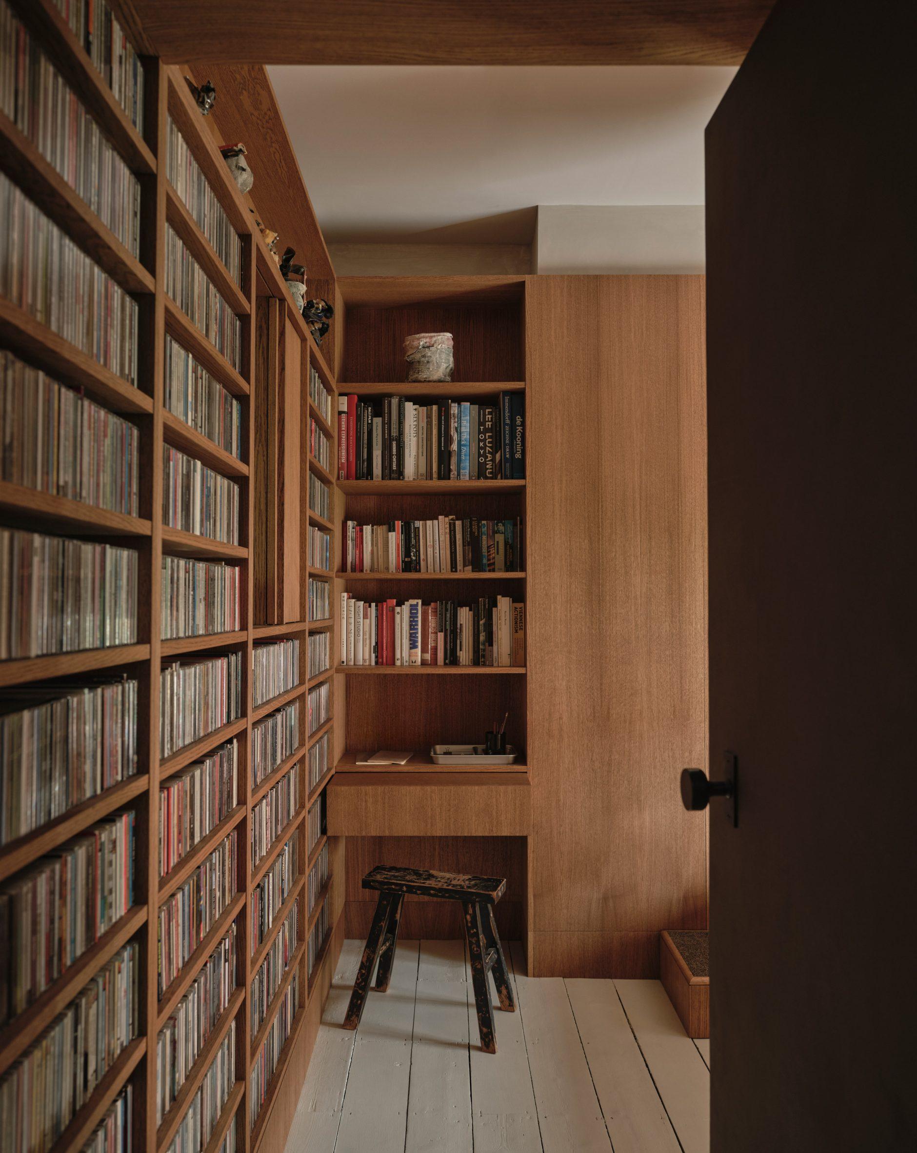 Лестница с книжными полками