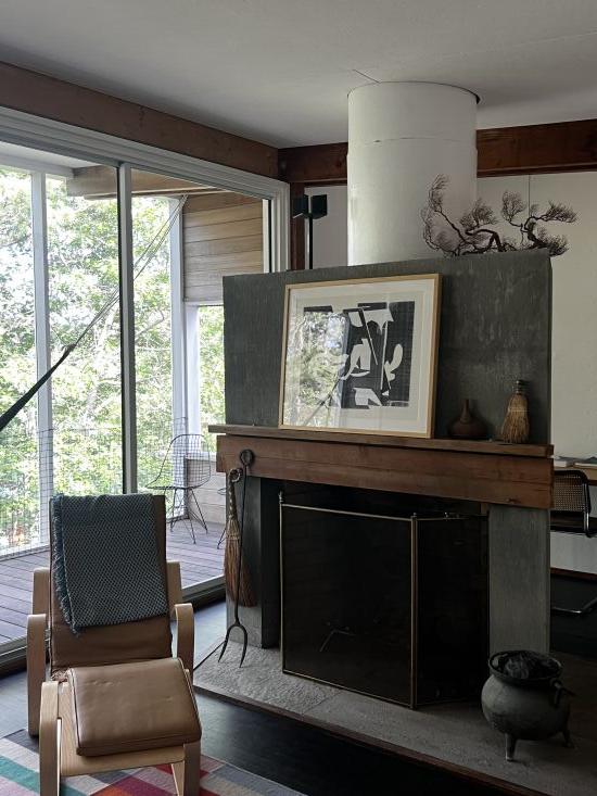 Интерьер студии с камином