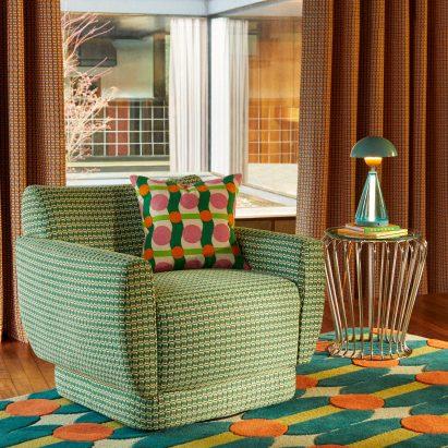Коллекция Yinka Ilori для Dunelm: доступная мебель с атмосферой 1970-х для ресторанов и отелей