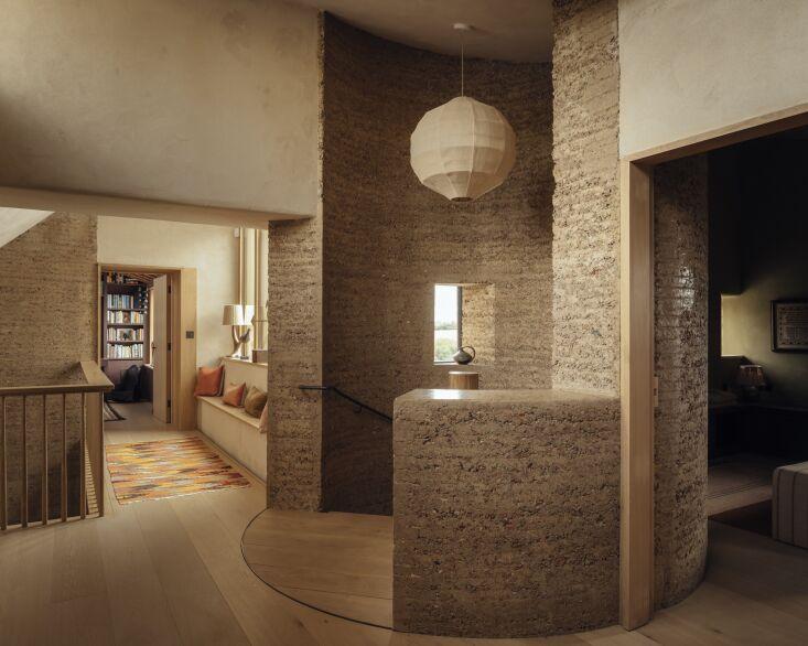 Rammed earth: как чистая земля становится основой архитектуры для ресторанов и отелей