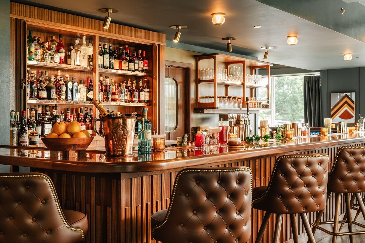 Бар Noble Lounge с медной отделкой