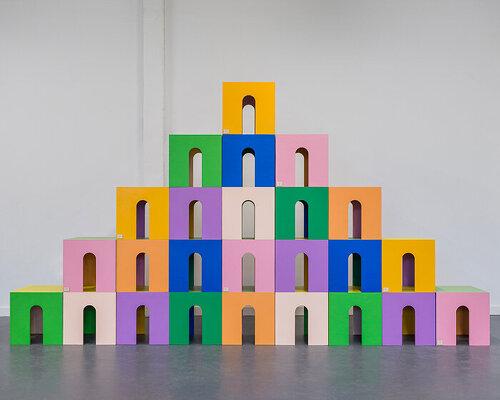 Почему дизайнеры обращаются к игре: выставка INNER CHILD в Стокгольме