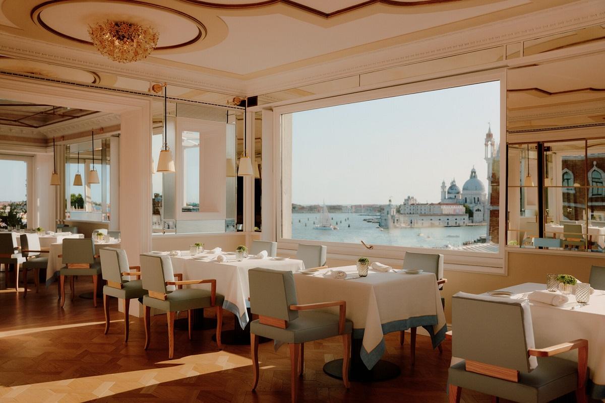 Исторический фасад Palazzo Dandolo