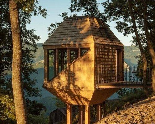 TreeBOX: как традиционный итальянский сеновал превратился в современный деревянный домик на деревьях в Лигурийских Альпах