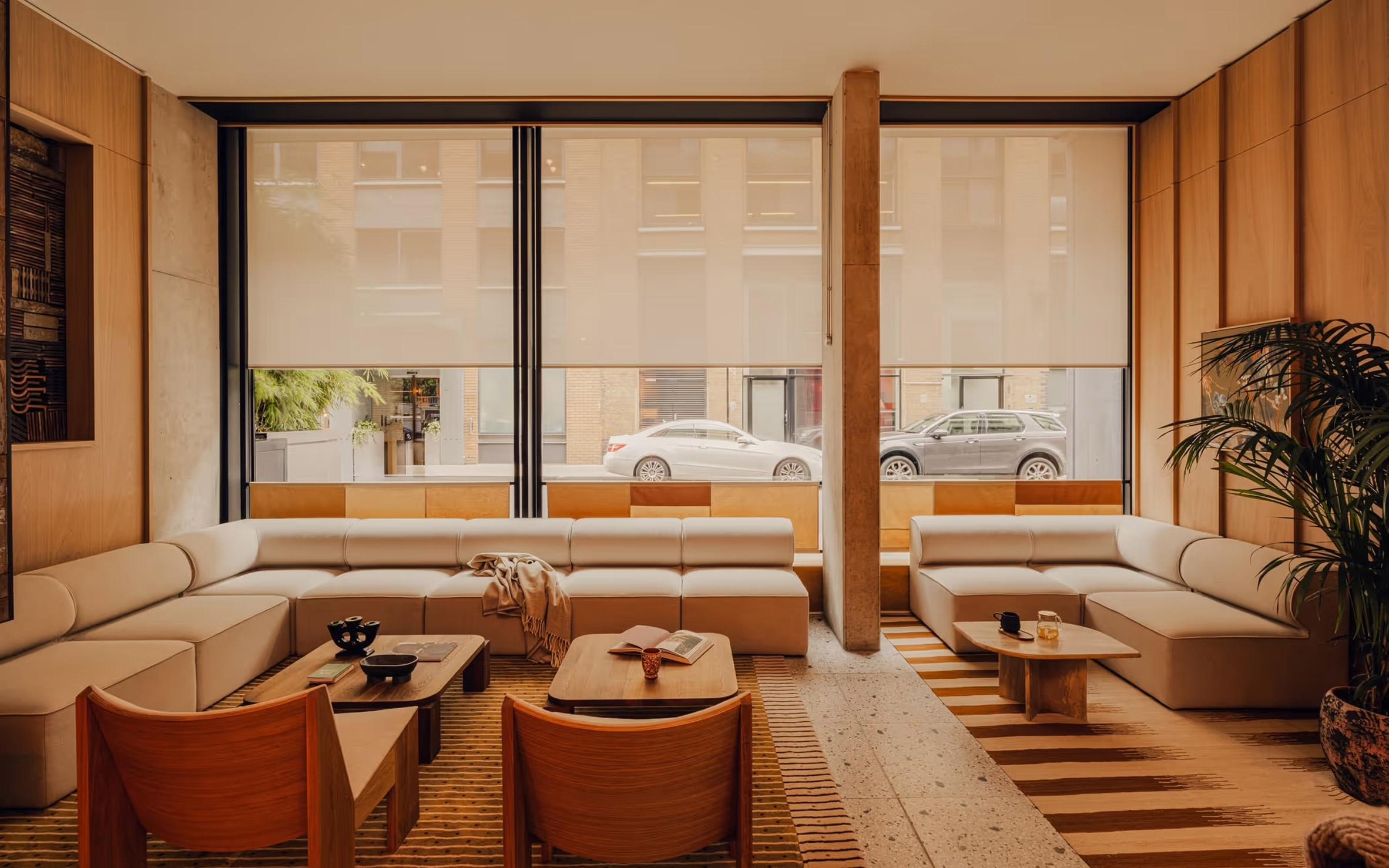 Интерьер отеля Aethos Shoreditch