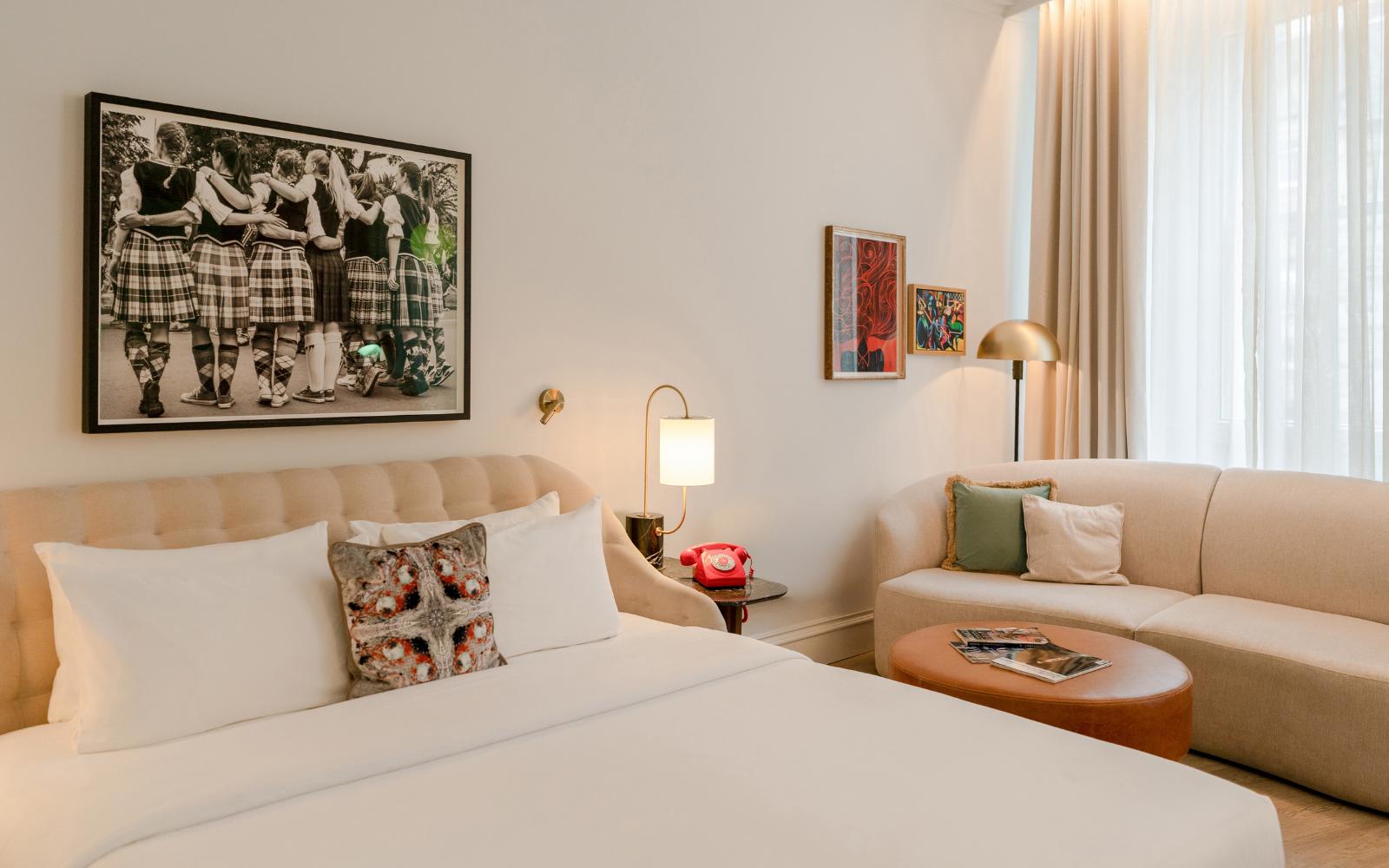 Иммерсивный номер Spellbound в Virgin Hotels Edinburgh: ручная роспись, мифология и связь с историей Старого города